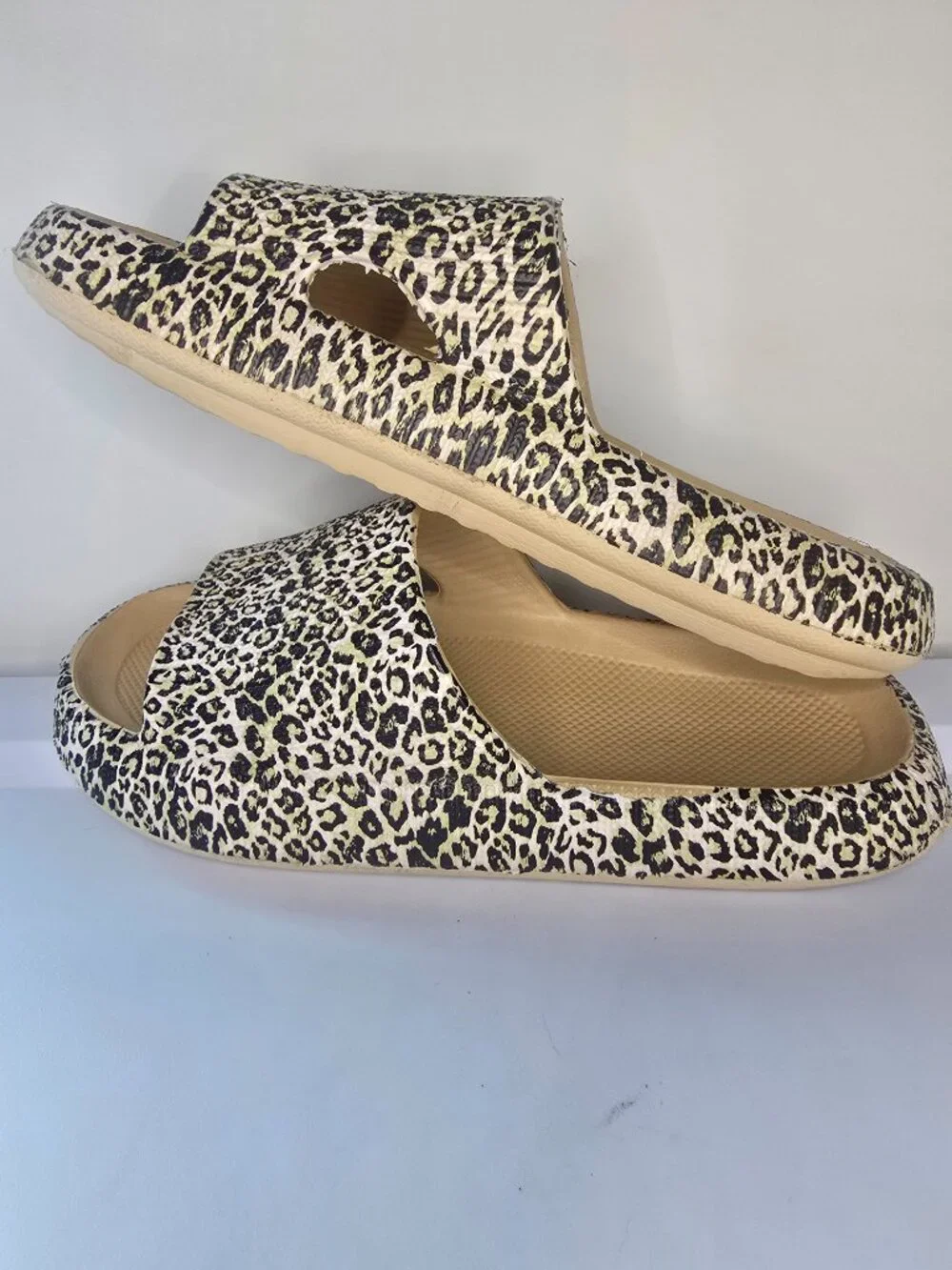 The Cloudies Coshion Slides - Leopard - Women's 8.5-9 - Picture 3 of 5
